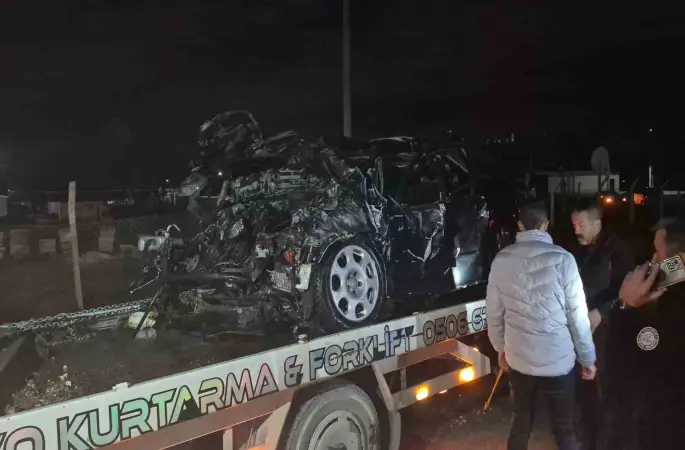 Trafik kazasında tırın altına aldığı otomobil, oto kurtarma aracının üzerinde alev aldı
