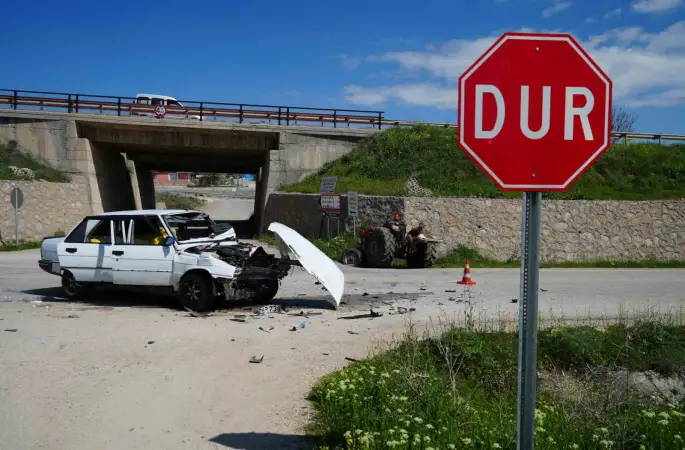 Traktör ile otomobil kafa kafaya çarpıştı: 5 yaralı

