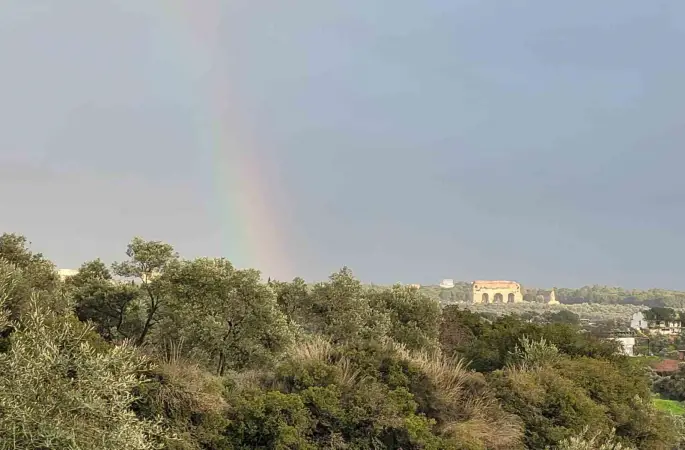 Tralleis’ten kente uzanan gök kuşağı kartpostallık görüntüler oluşturdu
