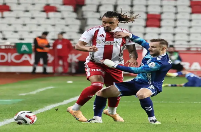 Trendyol Süper Lig: Antalyaspor: 2 - Samsunspor: 0 (İlk yarı)
