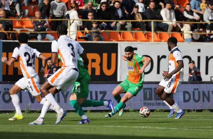 Trendyol Süper Lig: Corendon Alanyaspor: 0 - RAMS Başakşehir: 2 (İlk yarı)
