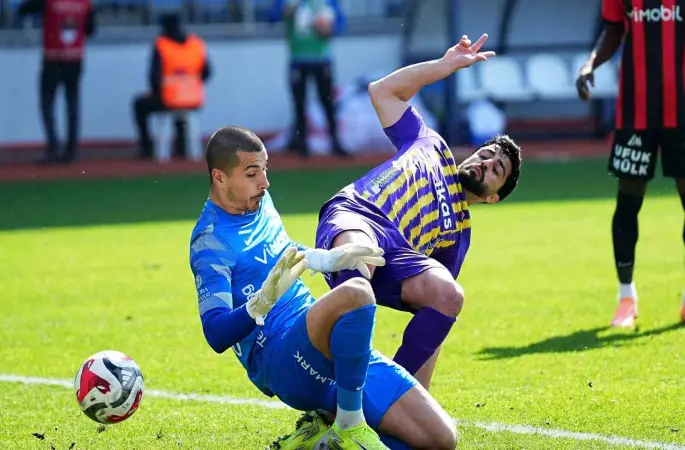 Trendyol Süper Lig: Eyüpspor: 0 - Gençlerbirliği: 0 (İlk yarı)
