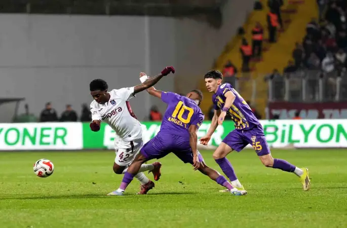 Trendyol Süper Lig: Eyüpspor: 0 - Trabzonspor: 0 (İlk yarı)
