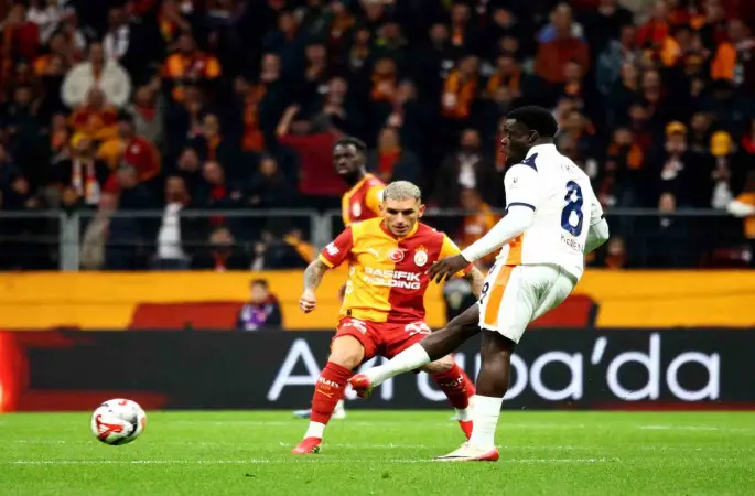 Trendyol Süper Lig: Galatasaray: 0 - RAMS Başakşehir: 0 (Maç devam ediyor)
