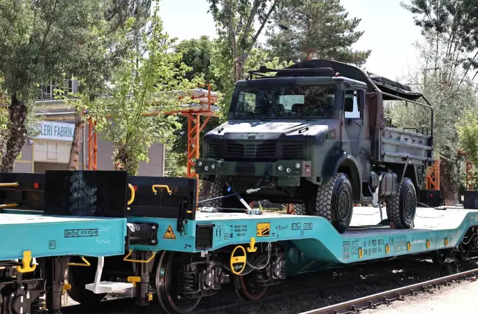 TSK’nın stratejik araçları demiryoluyla güvenle taşınıyor

