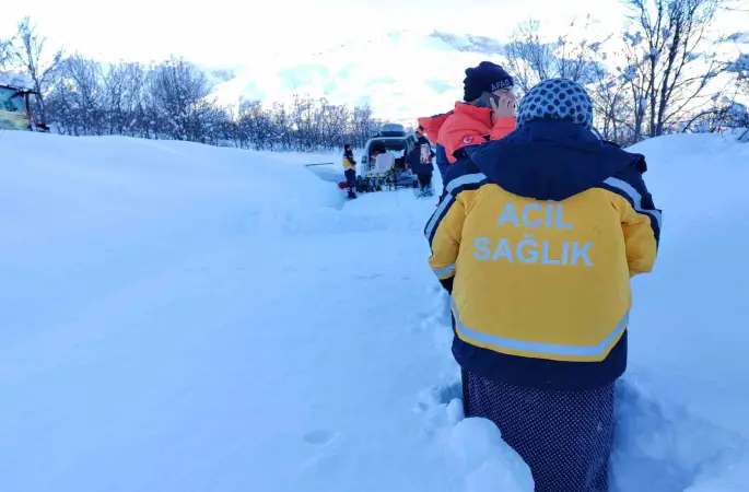 Tunceli’de ekipler karda 1 buçuk kilometre yürüyerek hastaya ulaştı
