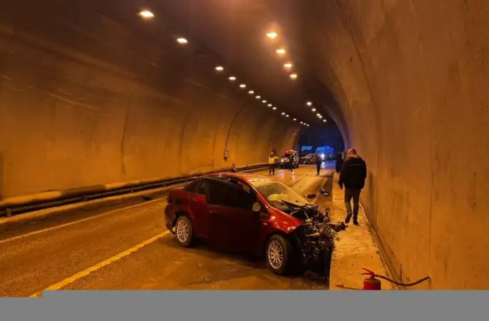 Tünelde iki otomobil çarpıştı: 7 yaralı
