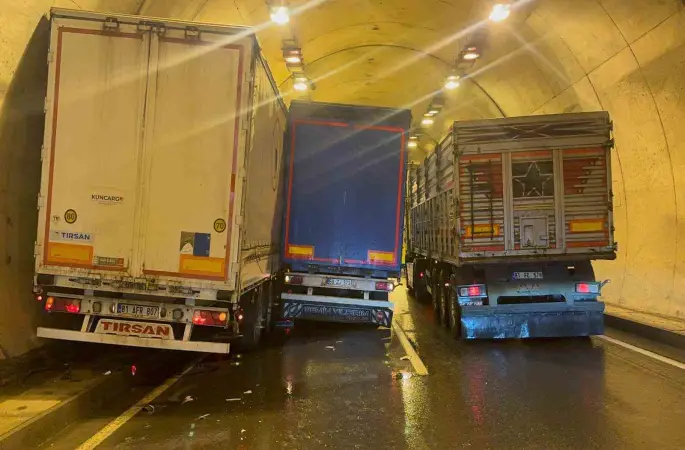 Tünelde iki tır çarpıştı: 1 yaralı
