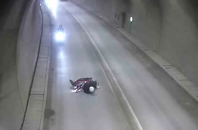 Tünelde motosikletten düşüp metrelerce sürüklendi: Kaza anı kamerada

