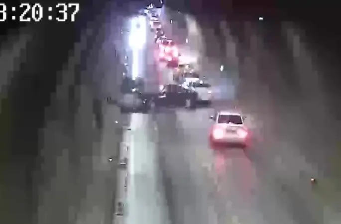 Tünelde otomobiller kafa kafaya çarpıştı, 1 kişi yaralandı: Feci kaza kamerada
