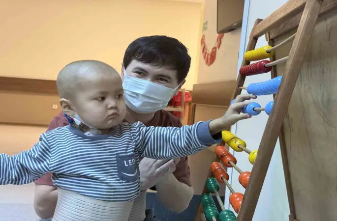 Türk kadın hekimin karaciğer nakliyle 3 yaşındaki Nuryiğit hayata tutundu
