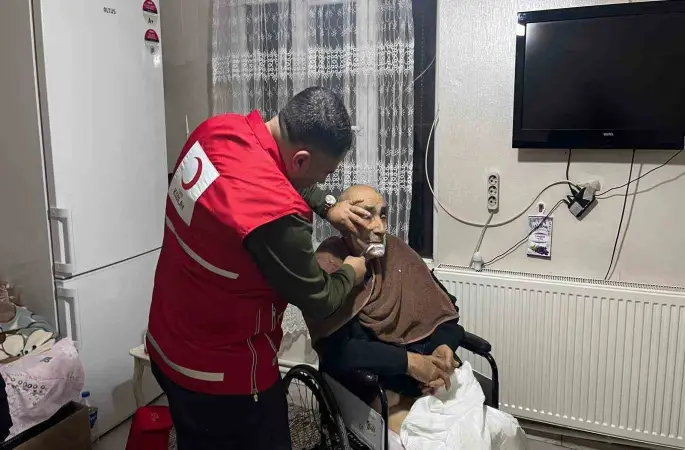 Türk Kızılay Muradiye Şube başkanından yaşlılara kuaför hizmeti
