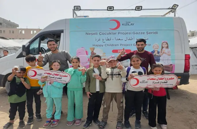 Türk Kızılay’dan çocuklara şekerleme ve tatlı ikramı
