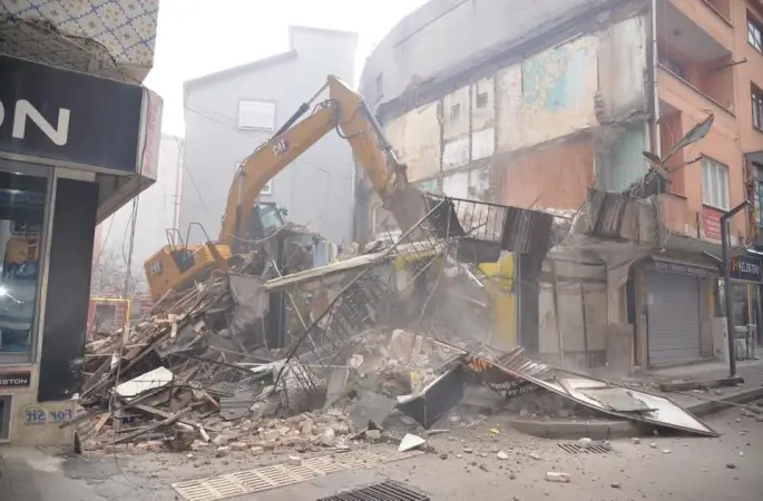 Türkeli’de metruk binalar yıkılıyor
