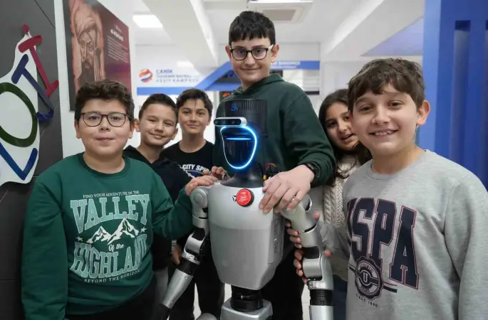 Türkiye’nin nüfusa kaydedilen ilk robotu şimdi de işe başladı
