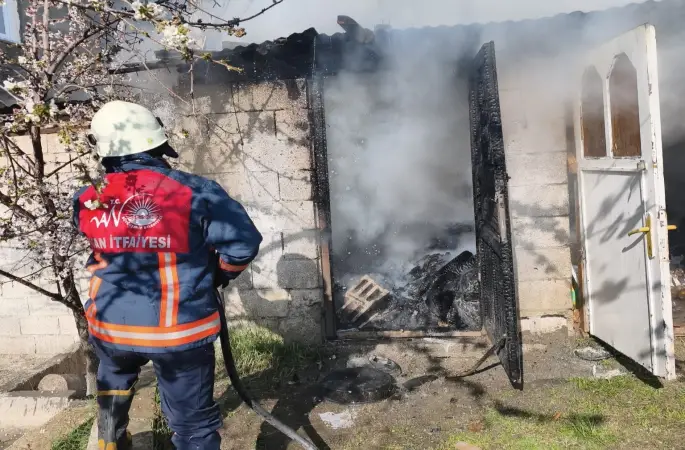Tuşba’da odunluk yangını
