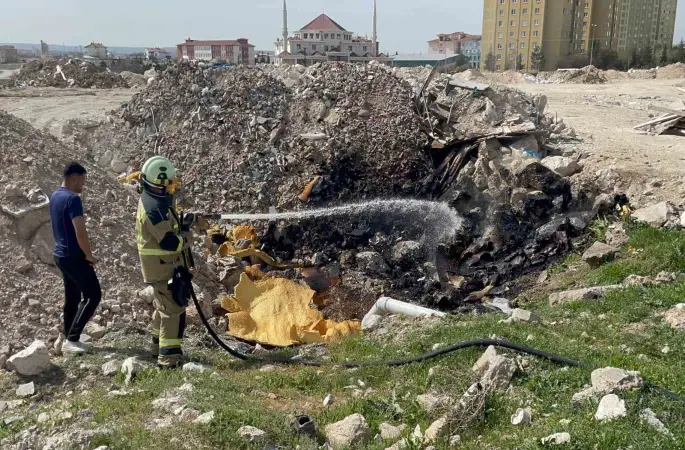 Tutuşan atık malzemeler itfaiye ekiplerince söndürüldü
