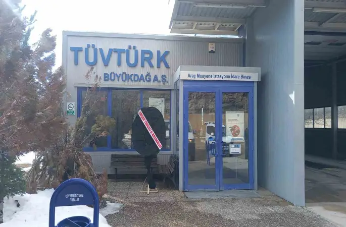 TÜVTÜRK’e siyah çelenk bırakıldı
