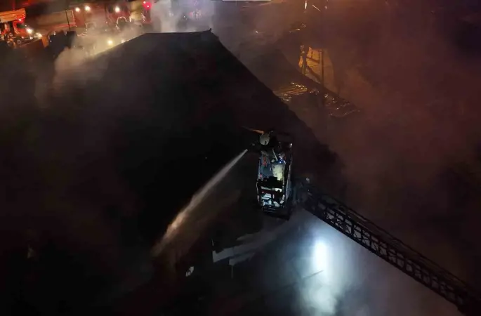 Tuzla’da polyester fabrikasında yangın: Ekipler seferber oldu
