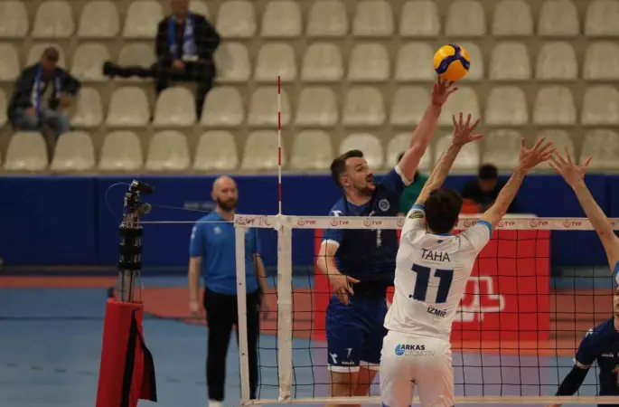 TVF Erkekler Voleybol 1. Ligi Yarı Finali: Kocaeli Büyükşehir Belediye Kağıtspor: 4 - Arkasspor: 1
