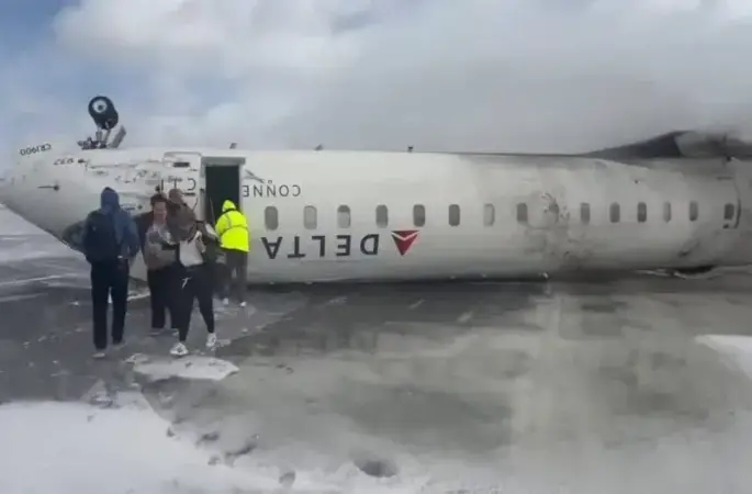 Kanada’ya iniş yapan yolcu uçağı ters döndü: 18 yaralı