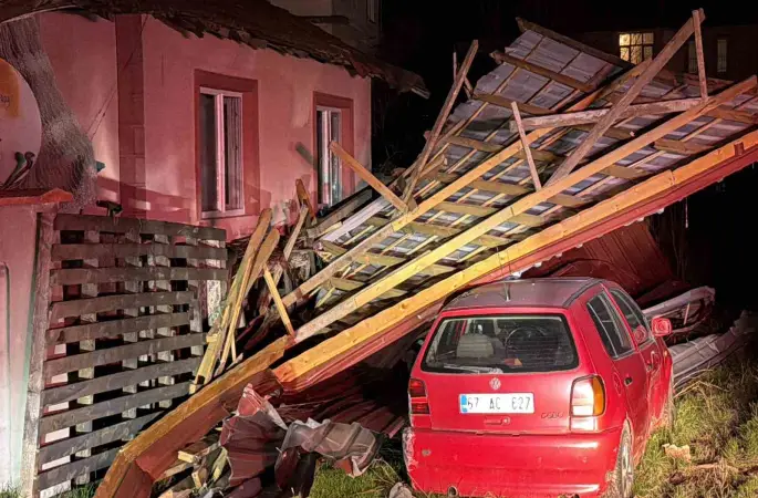 Uçan çatı, ev, karavan ve otomobilde hasara yol açtı
