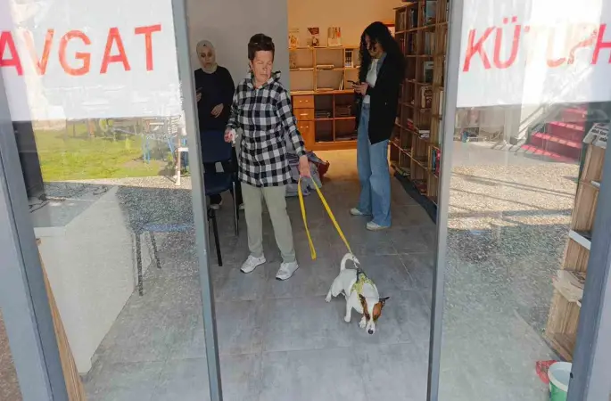 Ukraynalı kadın hayatının şokunu yaşadı, kurt köpeğiyle dalaşan kucağındaki köpeği parmağını parçaladı

