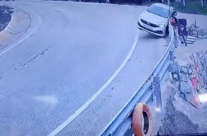 Uludağ yolunda kontrolden çıkan araç bariyerlere çarptı
