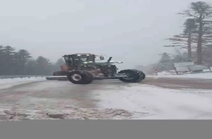 Uludağ’da bayramda kar sürprizi: Yollar beyaza büründü, ekipler seferber oldu
