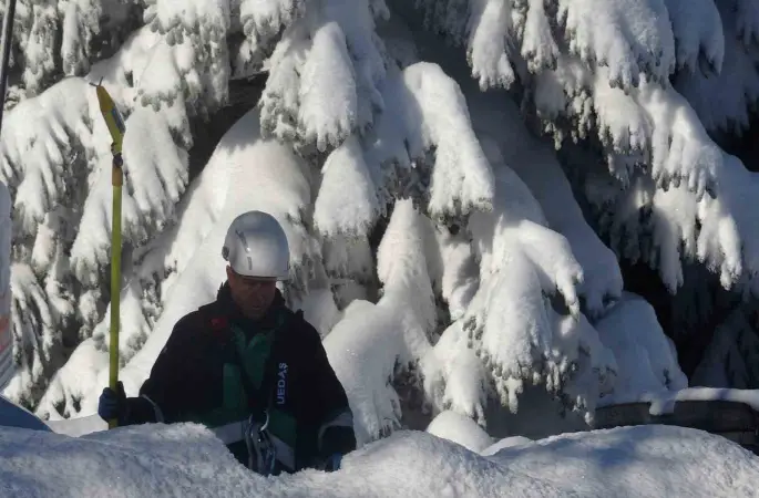 Uludağ’da beline kadar kara gömülen ekiplerin zorlu mesaisi
