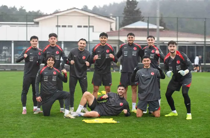 Ümit Milli Futbol Takım, hazırlıklarını yağmur altında sürdürdü
