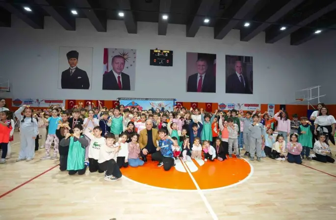 Ümraniye Belediye Başkanı Yıldırım teneffüste öğrencilerin sevincine ortak oldu
