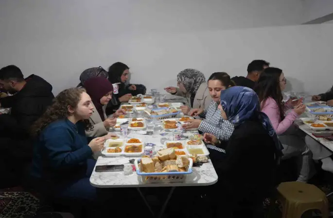 Üniversite öğrencileri oruçlarını köyde kurulan iftar sofrasında açtı
