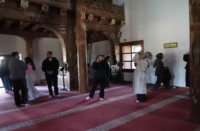 Üniversite öğrencileri, UNESCO Dünya Miras Listesi’nde Çivisiz Cami’ye hayran kaldı
