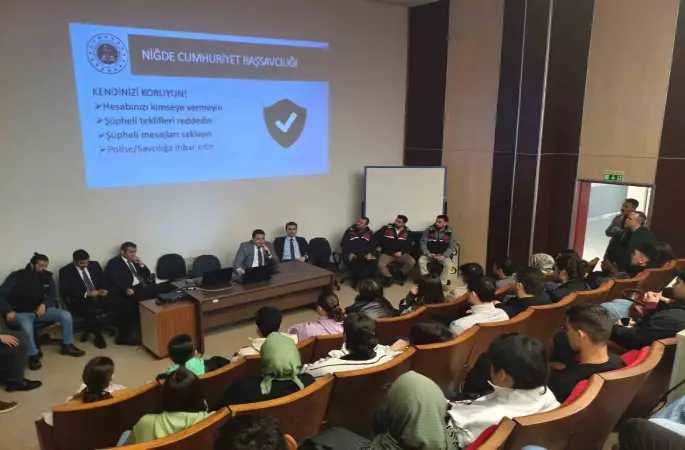 Üniversite öğrencilerine siber güvenlik ve IBAN uyarısı yapıldı
