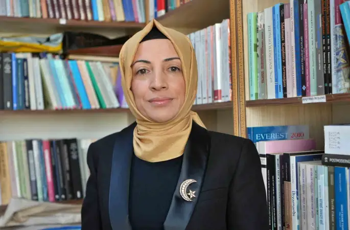 Üniversiteye girebilmek için çıkardığı başörtüsüyle akademisyen olarak kürsüye çıktı
