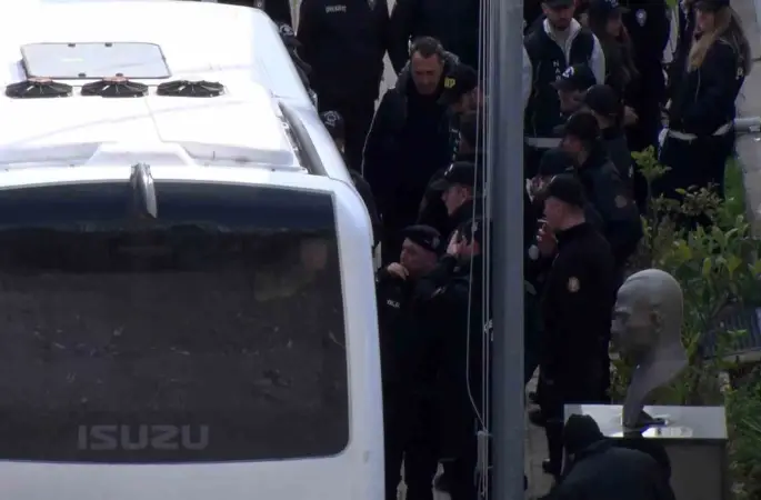 Ünlüler saç ve kan örnekleri alınmak üzere Adli Tıp Kurumu’na getirildi
