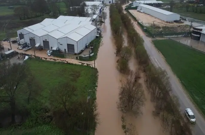 Ürünlü Deresi taştı, araçlar mahsur kaldı
