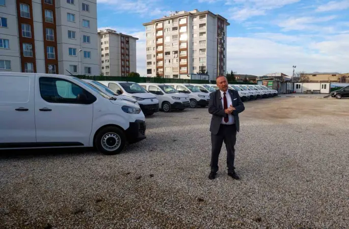 Uşak Belediyesi 14 tane yeni hizmet aracını bünyesine katarak araç filosunu genişletti
