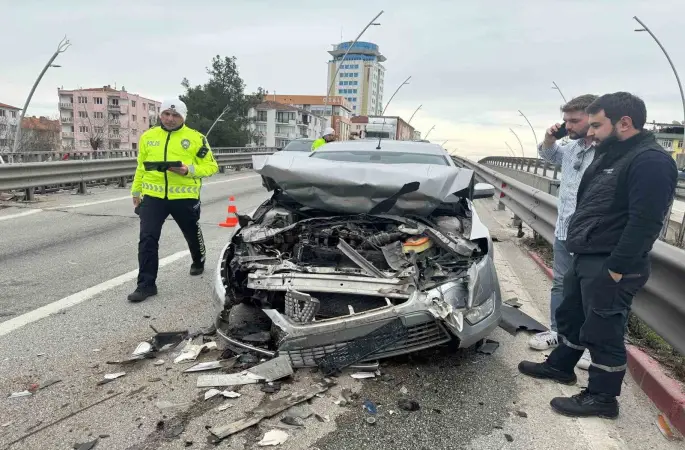 Uşak’ta 3 otomobil çarpıştı: 4 yaralı
