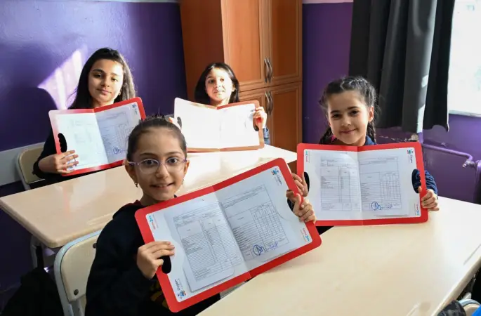 Uşak’ta 63 bin 453 öğrenci karne sevinci yaşadı
