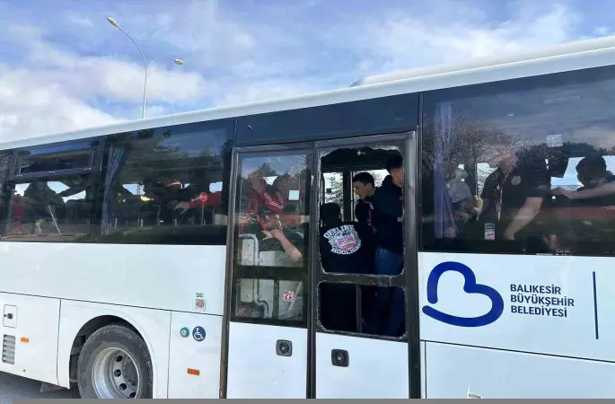 Uşak’ta  Nev Sağlık Grubu Balıkesirspor’un taraftar otobüsüne taşlı saldırı
