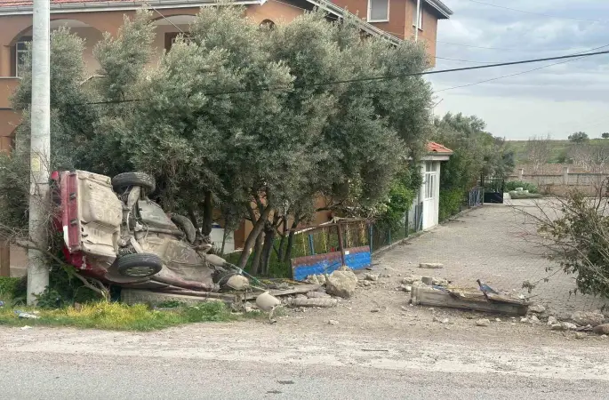 Uşak’ta otomobil evin bahçe duvarına çarptı: 1 ölü, 1 yaralı
