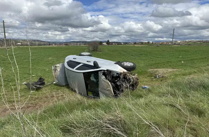 Uşak’ta otomobil tarlaya devrildi: 4 kişi yaralandı
