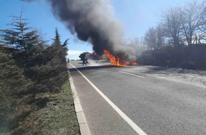 Uşak’ta yangın çıkan cip küle döndü
