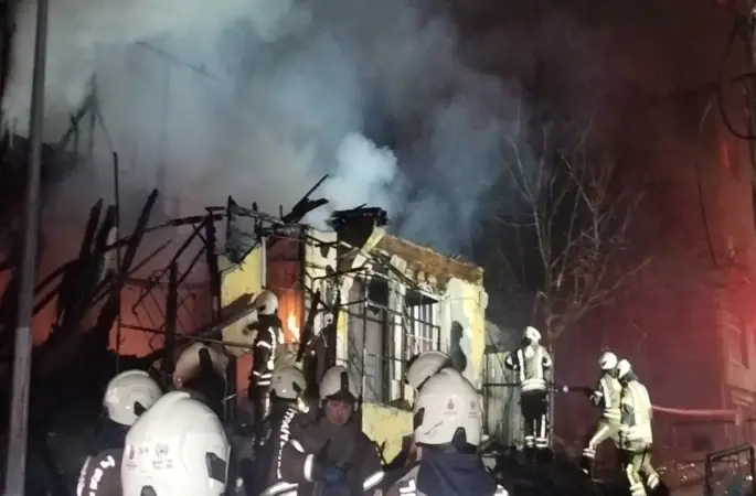 Üsküdar’da iki katlı metruk bina alev alev yandı
