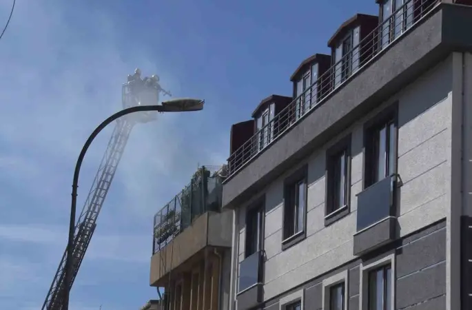 Üsküdar’da korkutan çatı yangını

