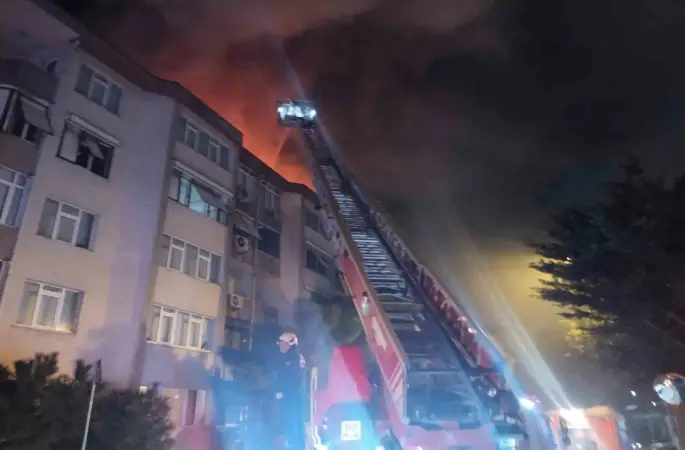 Üsküdar’da site içindeki binanın çatısında yangın paniği
