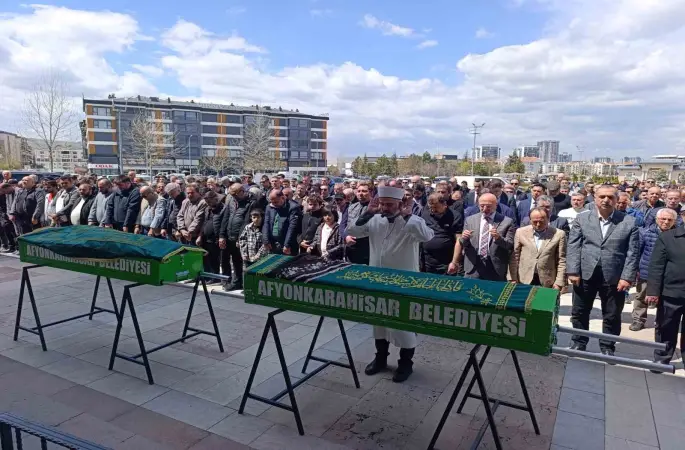 Üst kat komşularının katlettiği çift toprağa verildi
