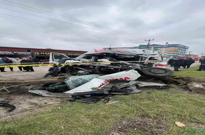 Vakaya giden ambulans kaza yaptı: 1 ölü, 3 yaralı
